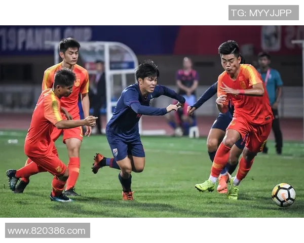 中国足球迎战泰国队期待突破重围展现实力与风采的激烈较量